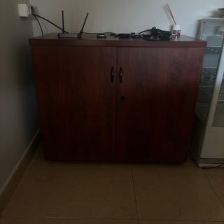 Mesa y muebles de oficina