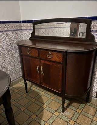 Antiguo aparador de madera y marmol con espejo