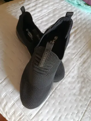 Zapatillas Laura Azaña Mujer Negras. Memory Foam