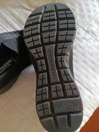 Zapatillas Laura Azaña Mujer Negras. Memory Foam