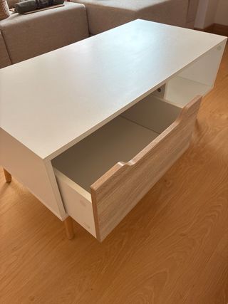 Mesa de centro blanca con patas de madera