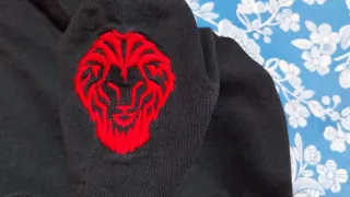 Sudadera Negra con Logo Rojo 1898 Athletic