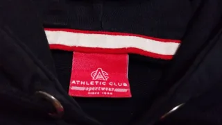 Sudadera Negra con Logo Rojo 1898 Athletic
