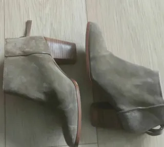 Botines ante tacón madera beige/marrón.