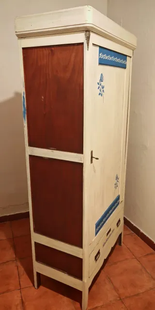 Armario antiguo madera beige y azul, vintage.