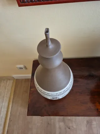 Jarrón de artesanía marrón y blanco.