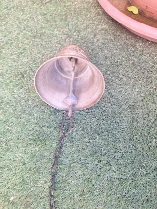 Campana de bronce con cadena