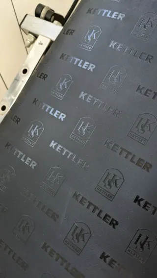 Banco de ejercicios con poleas marca Kettler