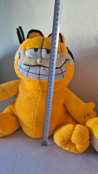 2 Peluches de conejo y gato