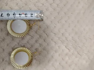 Pendientes dorados con centro blanco