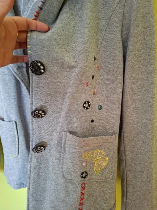 Chaqueta fina gris con adornos