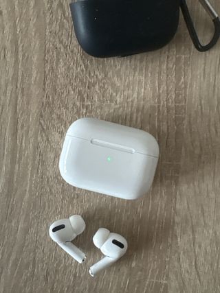AirPods PRO 2 con funda y cargador