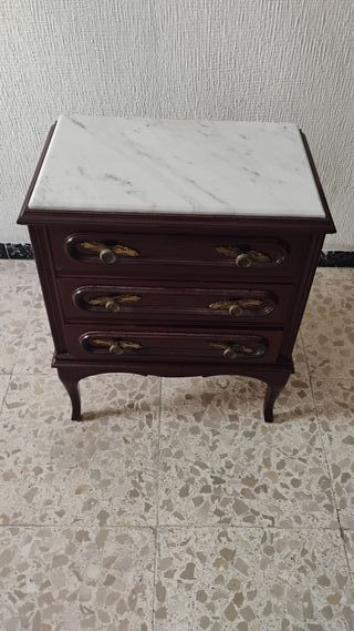 Coppia di comodini classici in legno e marmo