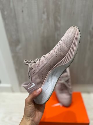 Zapatillas deportivas Nike rosas y blancas