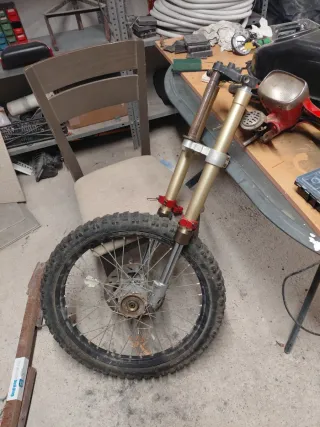 Rueda y horquillas de moto de cross