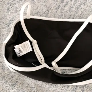 Top deportivo Alo negro y blanco