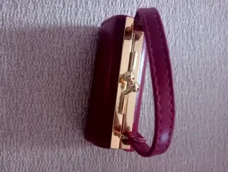 Mini bolso granate con detalles dorados