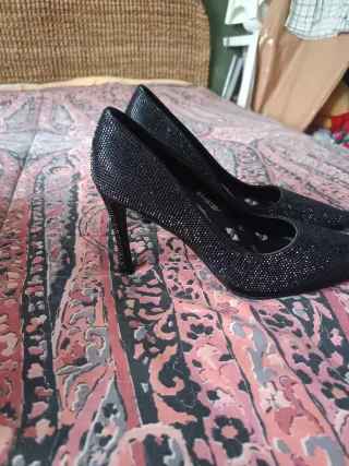 Zapatos de tacón negros con pedrería