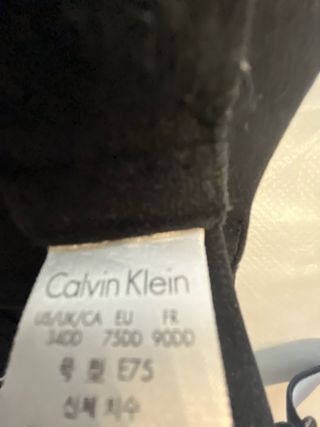 Sujetador Calvin Klein 90DD negro con aro