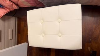 Sgabello bianco con contenitore e gambe oro