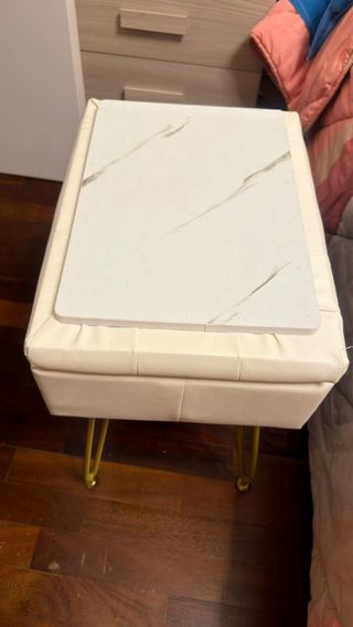 Sgabello bianco con contenitore e gambe oro