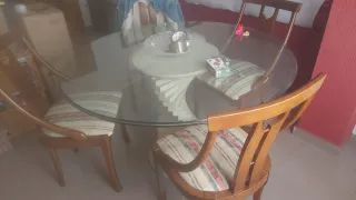 Juego de mesa y 4 sillas de madera