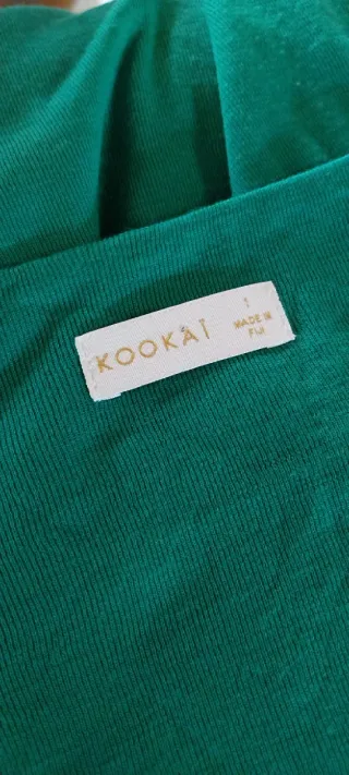 Abito verde con scollo a V e cut-out