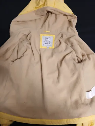 Casaco amarelo com capuz