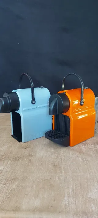2 Cafeteras Nespresso (Naranja y Gris)