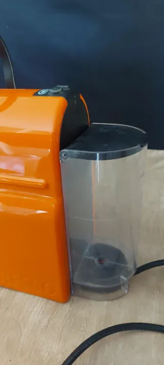 2 Cafeteras Nespresso (Naranja y Gris)