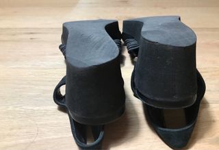 Sandalias negras de tiras elásticas y piel