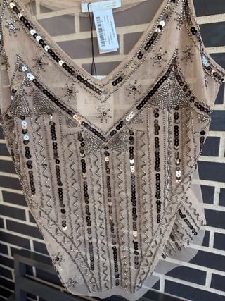Top beige lentejuelas y pedrería