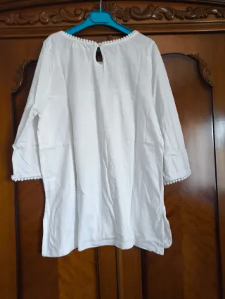 Camiseta blanca con crochet