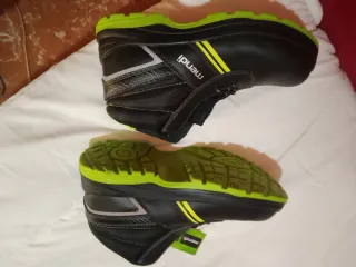 Zapatos de trabajo Mendi negros y verdes, nuevos.