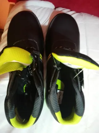 Zapatos de trabajo Mendi negros y verdes, nuevos.