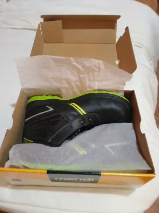 Zapatos de trabajo Mendi negros y verdes, nuevos.