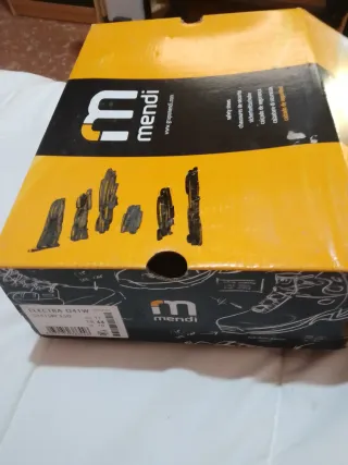 Zapatos de trabajo Mendi negros y verdes, nuevos.