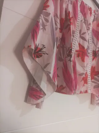 Blusa floral sin cuello