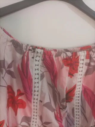 Blusa floral sin cuello