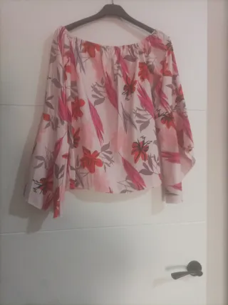 Blusa floral sin cuello