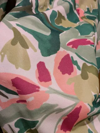 Vestido floral con un hombro descubierto ajustado