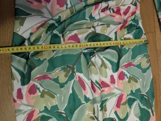 Vestido floral con un hombro descubierto ajustado