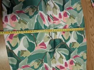 Vestido floral con un hombro descubierto ajustado