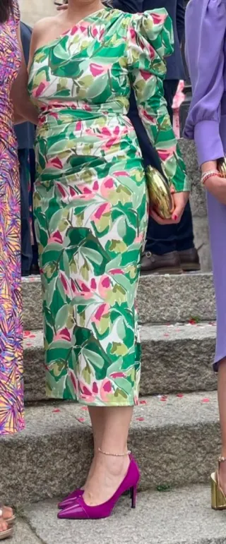 Vestido floral con un hombro descubierto ajustado