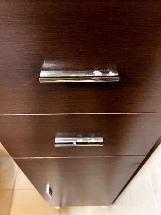 Mueble de madera oscuro