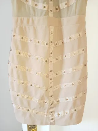 Vestido de fiesta beige con tachuelas