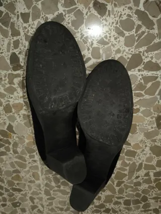 Zapatos negros  de piel de tacón bajo