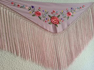 Mantoncillo bordado floral rosa