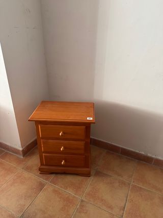 Mesita de noche de madera con 3 cajones