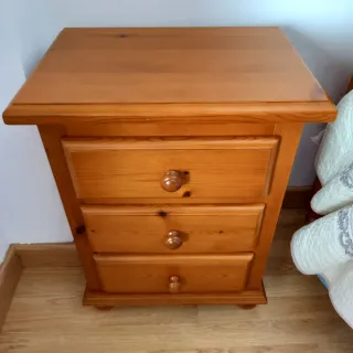 Cama de madera + mesita de noche